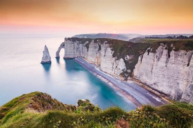 Falaise d 'Aval boyunca kıyı manzara ünlü beyaz Clif