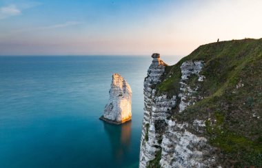 Falaise d 'Aval boyunca kıyı manzara ünlü beyaz Clif