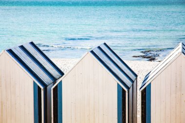 sahilde mavi ve beyaz kabin