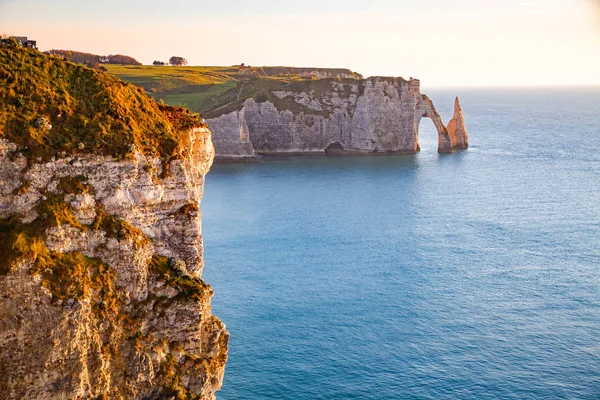 Paisagem costeira ao longo da Falaise d 'Aval o famoso clif branco — Fotografia de Stock