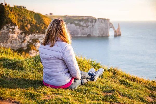 Beautiful woman relaxing on the cliffs over falaises Etretat, No — Stock Photo, Image