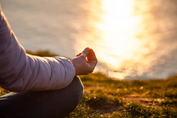 Gyönyörű nő csinál jóga a tenger naplementekor-jóga, mindfuln — Stock Fotó