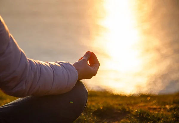 Hermosa mujer haciendo yoga junto al mar al atardecer - yoga, mindfuln — Foto de Stock