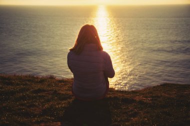 gün batımında deniz kenarında yoga yapan güzel kadın - yoga, mindfuln