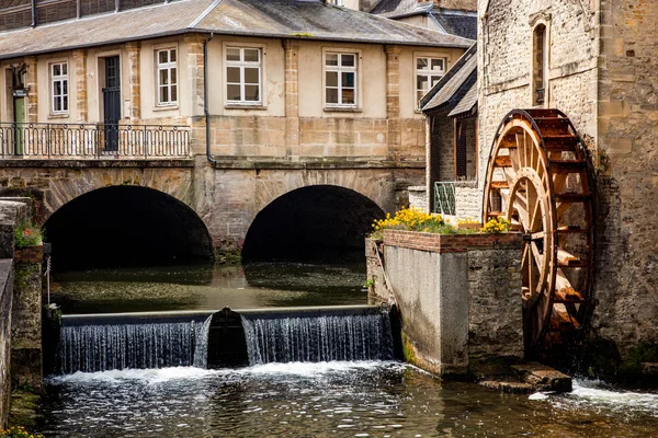 Canal in de oude stad met watermolen, Bayeux Laag-Normandië — Stockfoto