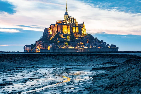 Tierras con Mont Saint-Michel, Canal de la Mancha, Camino de St. Ja —  Fotos de Stock