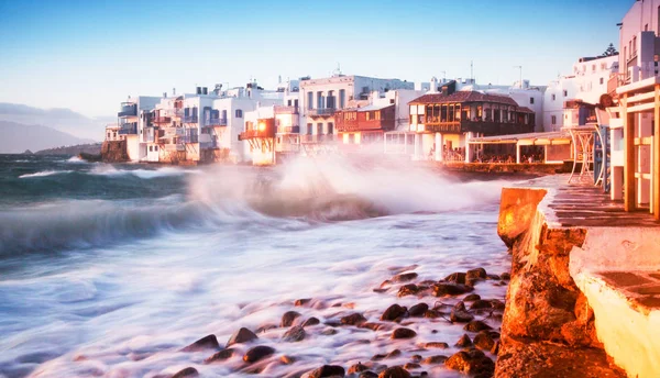 Poco veneno al atardecer, mykonos, Grecia - viaje de lujo destiat —  Fotos de Stock