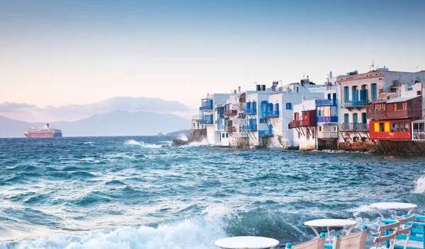 Poco veneno al atardecer, mykonos, Grecia - viaje de lujo destiat —  Fotos de Stock