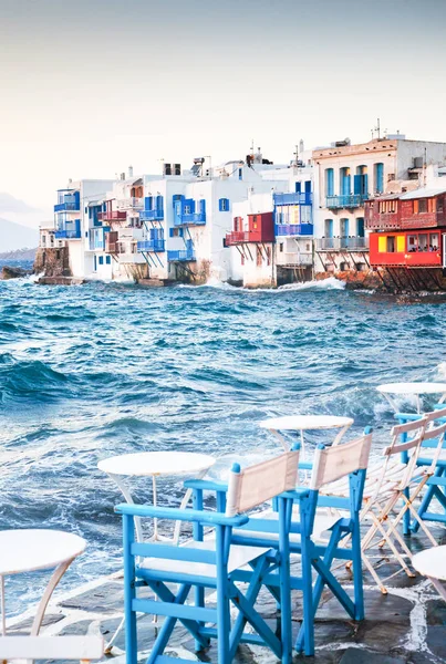 Poco veneno al atardecer, mykonos, Grecia - viaje de lujo destiat —  Fotos de Stock