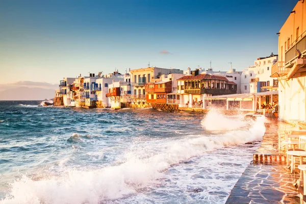 Poco veneno al atardecer, mykonos, Grecia - viaje de lujo destiat —  Fotos de Stock