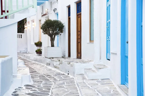mavi kapılı ve beyaz w ile Mikonos geleneksel dar sokak