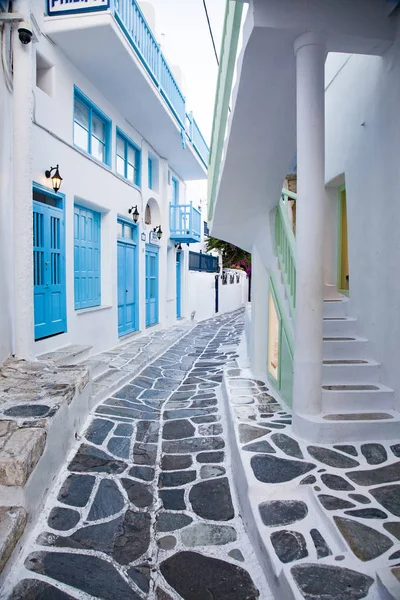 Rua estreita tradicional em Mykonos com portas azuis e branco w — Fotografia de Stock