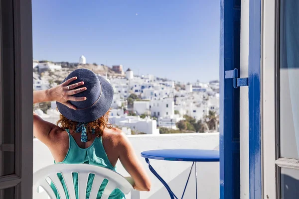 Mujer disfrutando de mykonos vista de la ciudad desde la terraza, Grecia - verano h —  Fotos de Stock