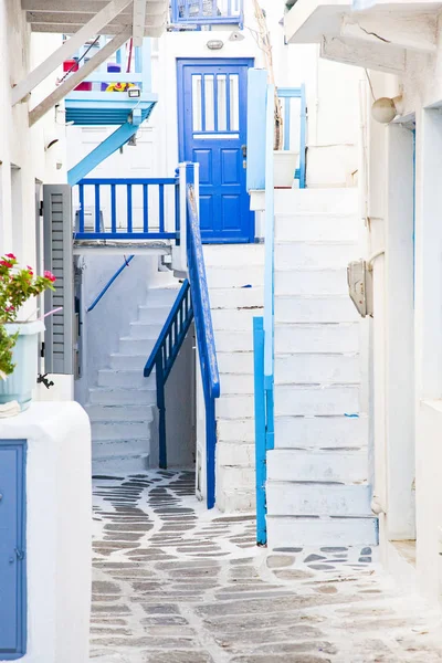 Traditionell smal gata i Mykonos med blå dörrar och vit w — Stockfoto
