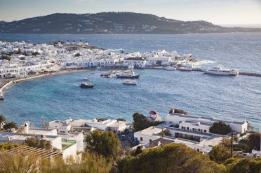 ünlü yel değirmenleri ile Mikonos şehir limanının panoramik görünümü 