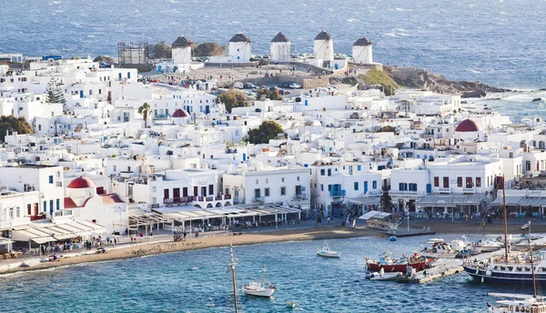 Vista panorâmica do porto da cidade de Mykonos com moinhos de vento famosos — Fotografia de Stock