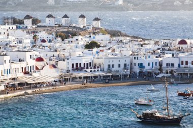 ünlü yel değirmenleri ile Mikonos şehir limanının panoramik görünümü 