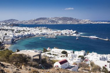 ünlü yel değirmenleri ile Mikonos şehir limanının panoramik görünümü 