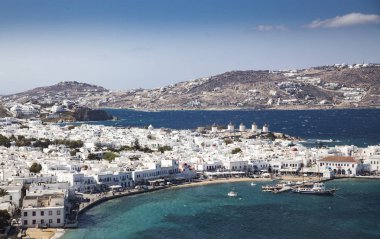 ünlü yel değirmenleri ile Mikonos şehir limanının panoramik görünümü 