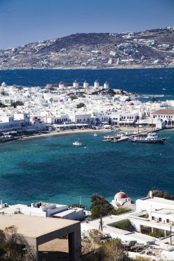 ünlü yel değirmenleri ile Mikonos şehir limanının panoramik görünümü 
