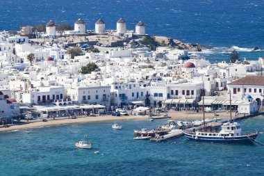 ünlü yel değirmenleri ile Mikonos şehir limanının panoramik görünümü 