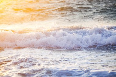 Gün batımında güzel deniz dalgaları - plaj tatili arka planı
