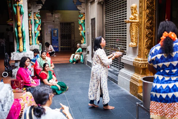 Singapur, Singapur – březen 2019: žena hinduistická ji trénuje — Stock fotografie