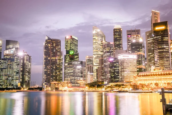 SINGAPUR, SINGAPUR - MARZO 2019: Rascacielos del centro de la ciudad por —  Fotos de Stock