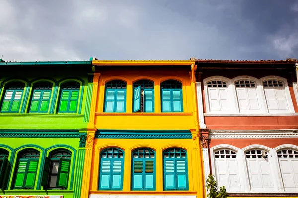 SINGAPOUR, SINGAPOUR - MARS 2019 : Façade colorée du bâtiment i — Photo