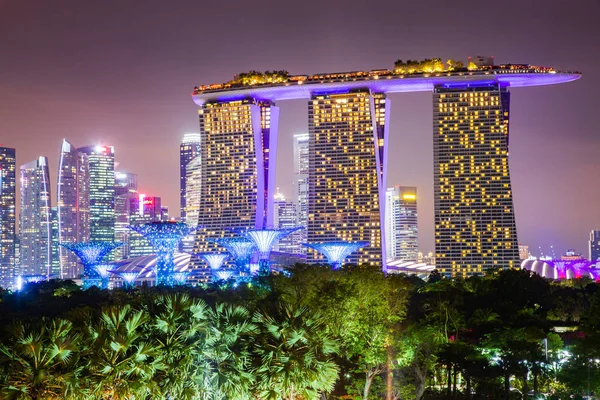 Singapore, Singapore-mars 2019: pulserande Singapore skyline wit — Stockfoto