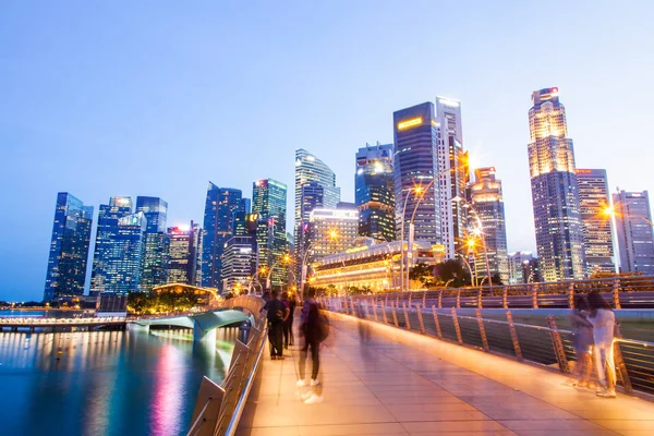 SINGAPUR, SINGAPUR - MARZO 2019: Puente de la explanada y el centro —  Fotos de Stock