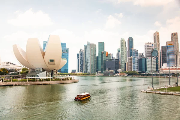 SINGAPUR, SINGAPUR - MARZO 2019: Marina Bay arena y arte Scien —  Fotos de Stock