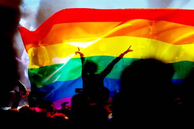Bir geçit ellerini kaldırdı ve Lgbt bayrağı ile gurur toplum 