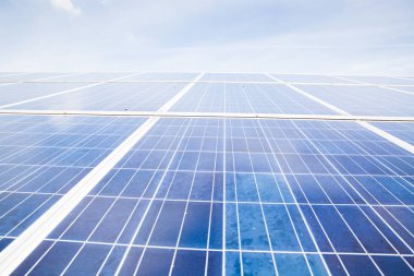 güneşli gökyüzü ile güneş panelleri. Mavi güneş panelleri. arka plan o