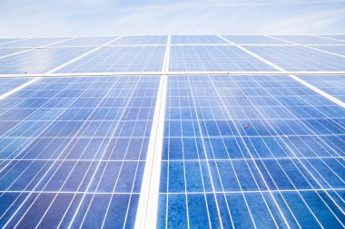 güneşli gökyüzü ile güneş panelleri. Mavi güneş panelleri. arka plan o