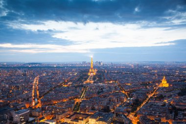 Paris, Fransa - 6 Mayıs 2018: Eyfel kulesi ve Par'ın havadan görünümü