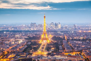 Paris, Fransa - 6 Mayıs 2018: Eyfel kulesi ve Par'ın havadan görünümü