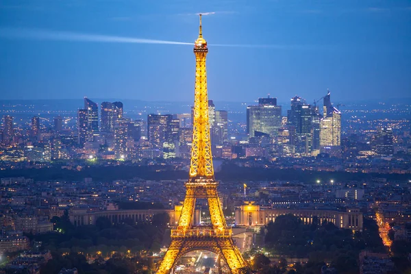 Paříž, Francie-květen 6, 2018: letecký pohled na Eiiffelovu věž a par — Stock fotografie