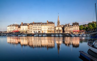 Honfleur, Fransa - 4 Mayıs 2018:Geleneğin rıhtım yansıması