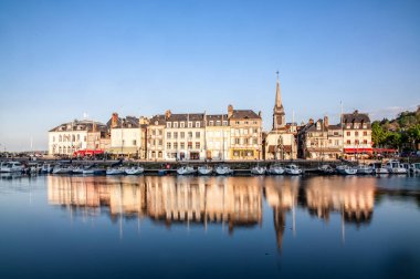 Honfleur, Fransa - 4 Mayıs 2018:Geleneğin rıhtım yansıması