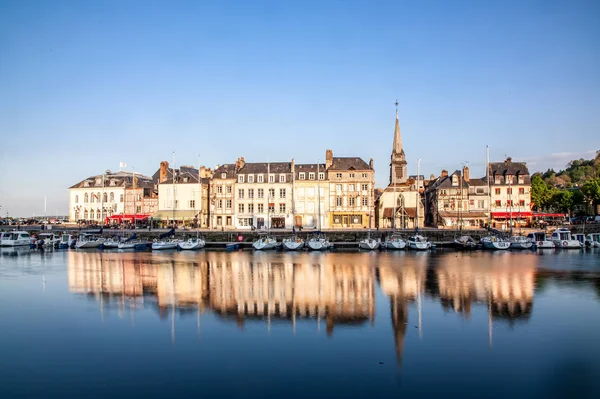 HONFLEUR, FRANÇA - MAY4, 2018: Reflexão à beira-mar da tradição — Fotografia de Stock