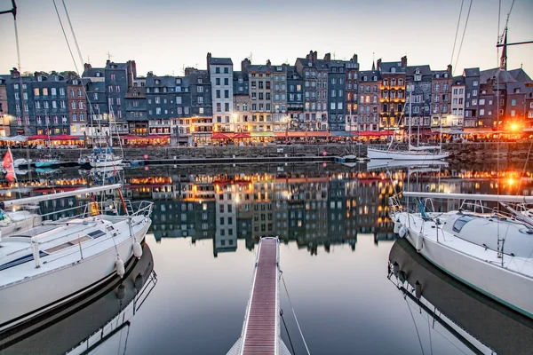 Honfleur, Frankrike-May4, 2018: Waterfront reflektion av tradition — Stockfoto