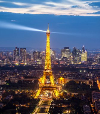 Paris, Fransa - 6 Mayıs 2018: Eyfel kulesi ve Par'ın havadan görünümü