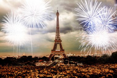 Havai fişek ile Paris Eyfel kulesinde Yeni Yıl kutluyor