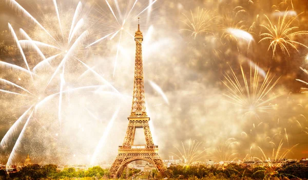 Fête du Nouvel An à Paris Tour Eiffel avec feux d'artifice — Photo