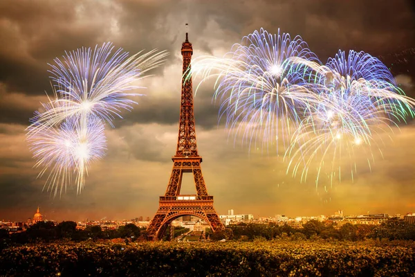 Oslava nového roku v Paříži Eiffelova věž s ohňostrojem — Stock fotografie