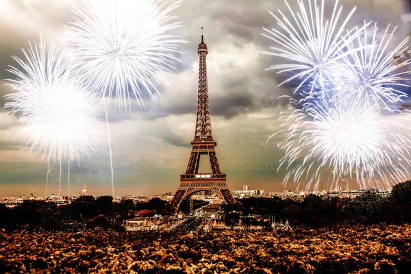 Fête du Nouvel An à Paris Tour Eiffel avec feux d'artifice — Photo