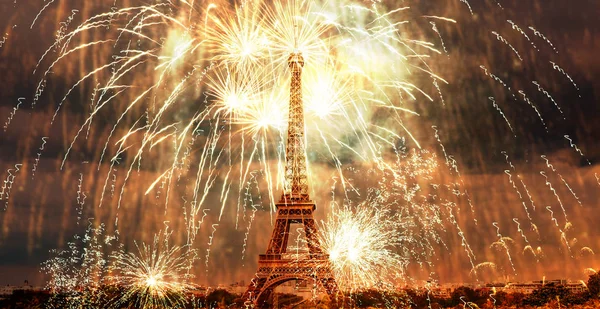 Fête du Nouvel An à Paris Tour Eiffel avec feux d'artifice — Photo