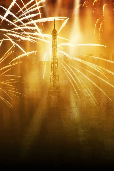 Oslava nového roku v Paříži Eiffelova věž s ohňostrojem — Stock fotografie