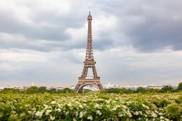 浪漫目的地埃菲尔铁塔巴黎，法国 — 图库照片